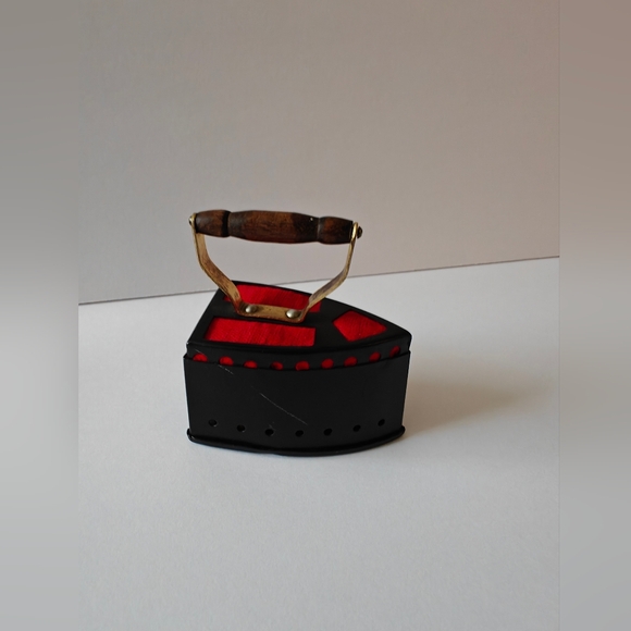 Vtg Old Fashioned Steam Iron Pin Cushion Non Working Tape Measure Wood Handle - Picture 2 of 6